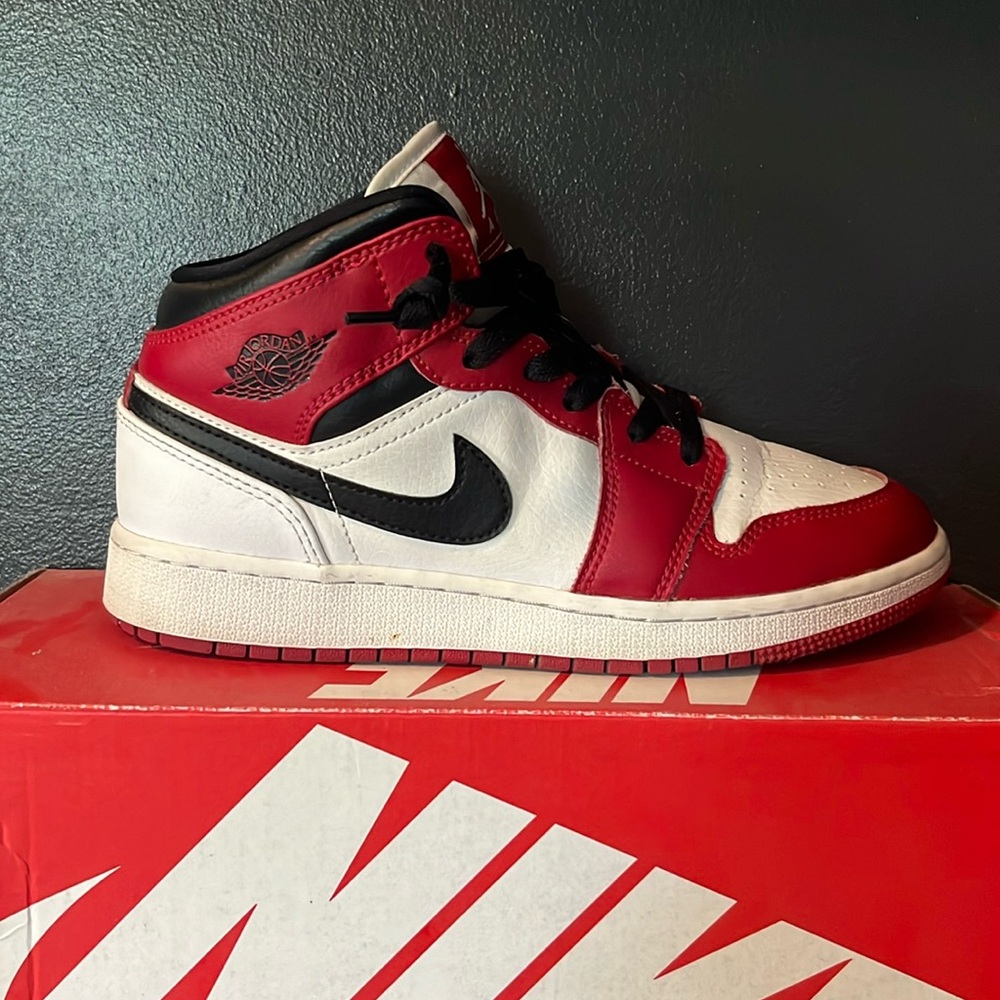 Air Jordan 1 mid: Red, Black, white